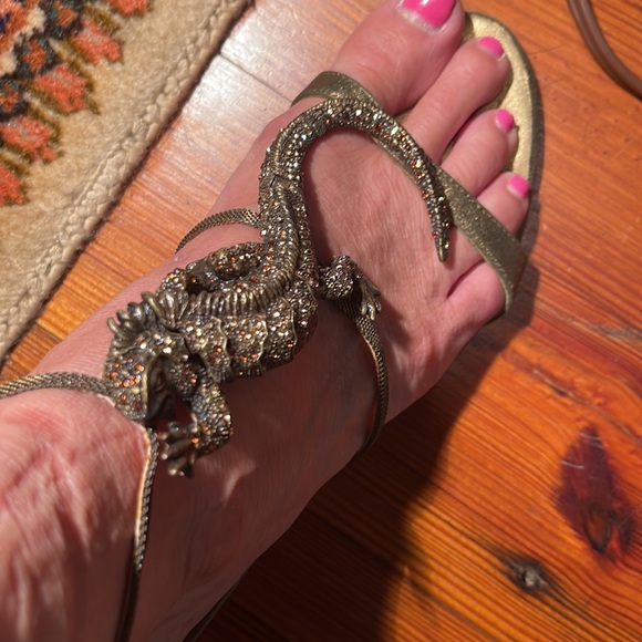 Giuseppe Zanotti heels with metal and Rhinestone articulated gecko on the front. - Picture 5 of 11